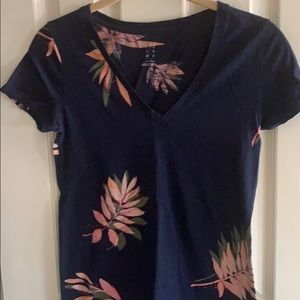 V neck tropical print tee. Navy